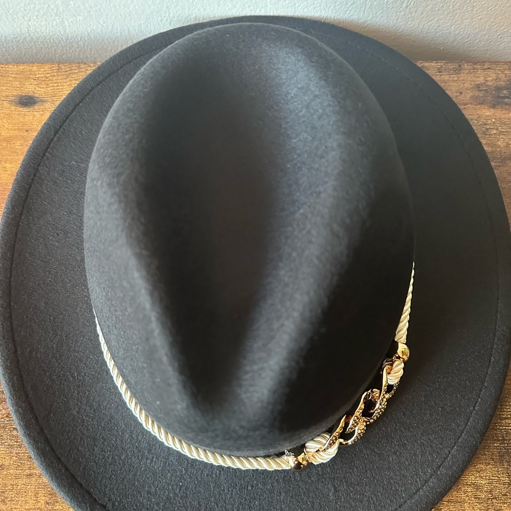 Elegant Black Women’s Hat with Cream Rope and Gold Accent Size 57 Medium NWT - Picture 5 of 7